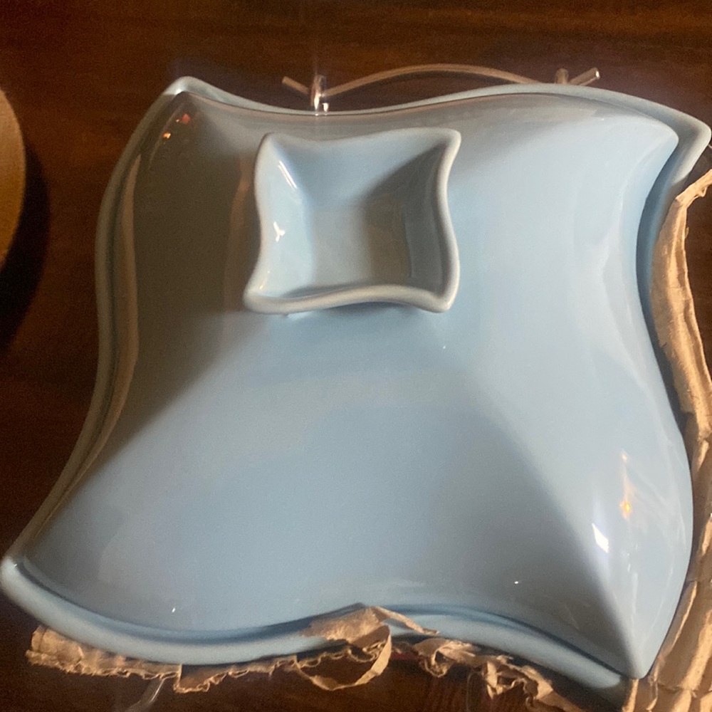 Godinger 1qt covered porcelain baker with warmer stand
